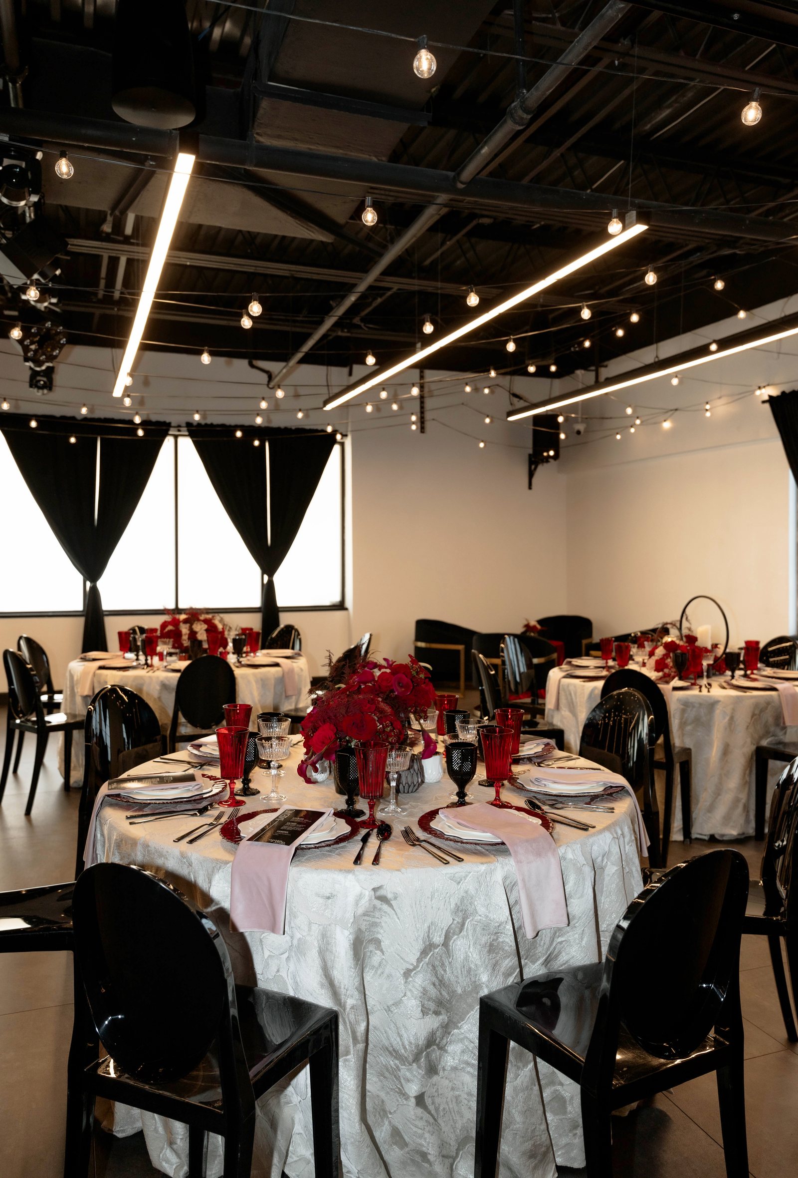 A styled reception table at Trellis 925